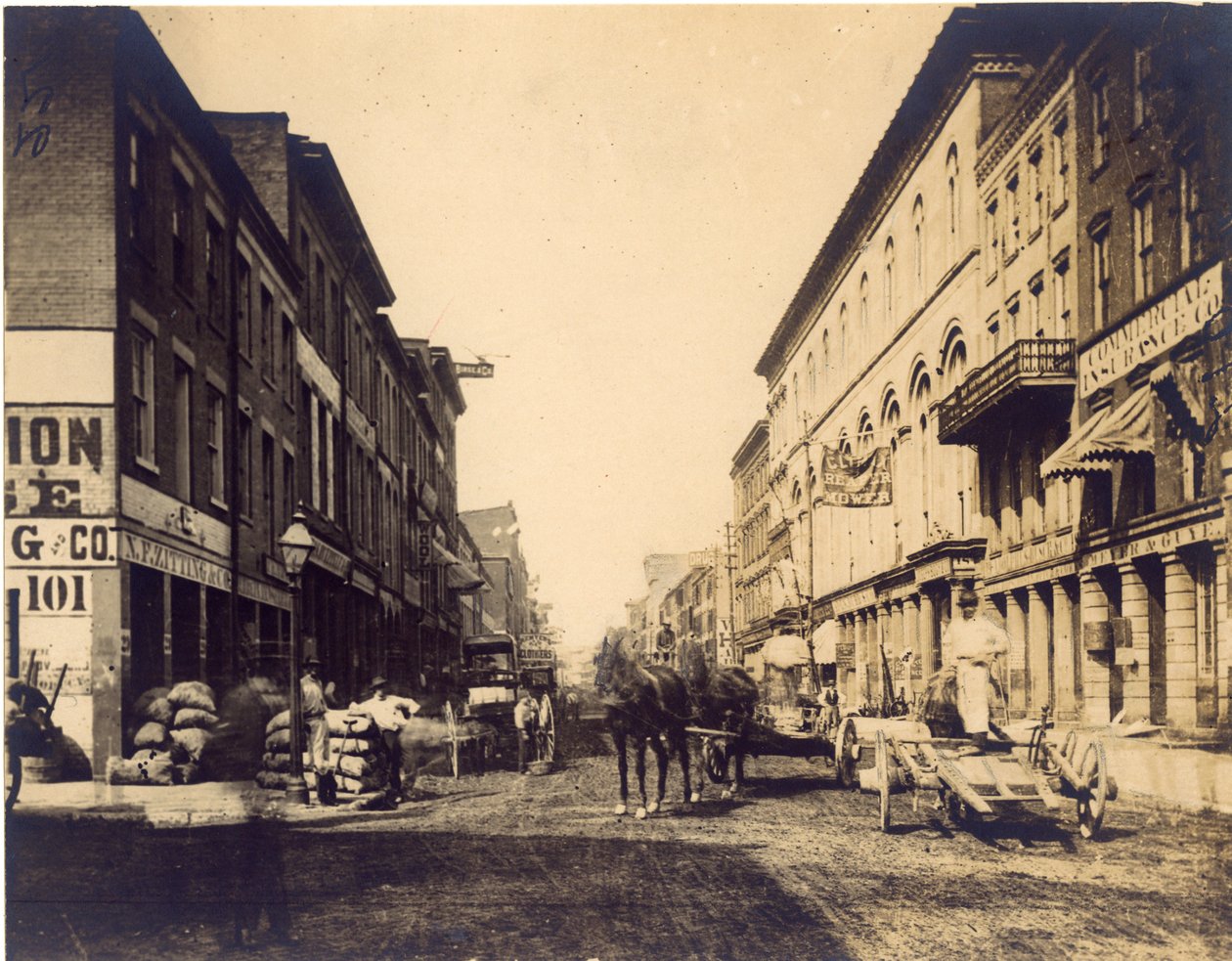 Vállalkozások a Main (First) Street mentén, a Walnut Street -től északra alkotó: Emil Boehl