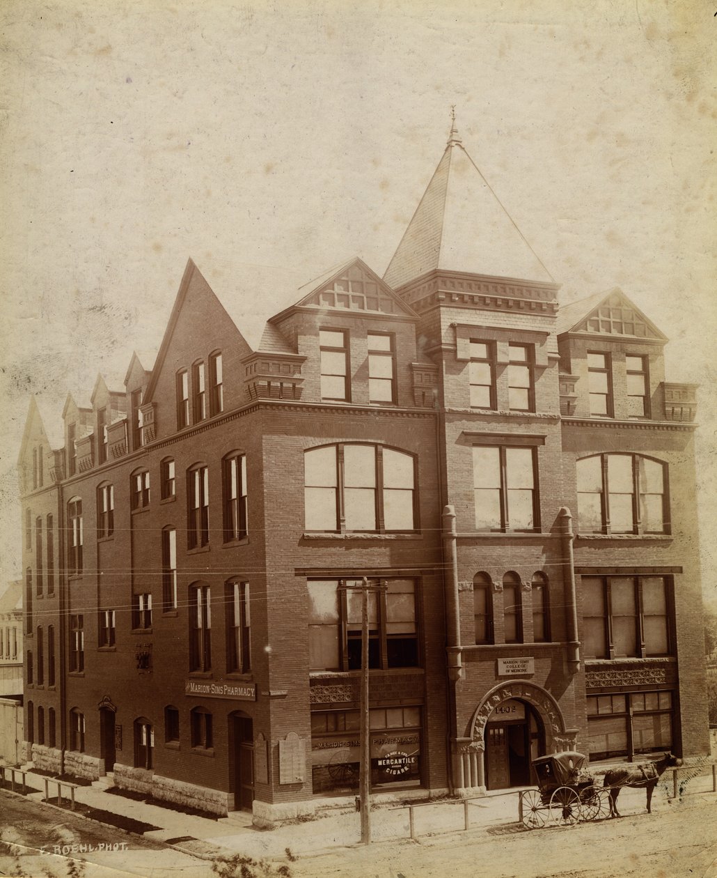 Marion Sims Orvosi Főiskola, South Grand Avenue és Caroline Street alkotó: Emil Boehl