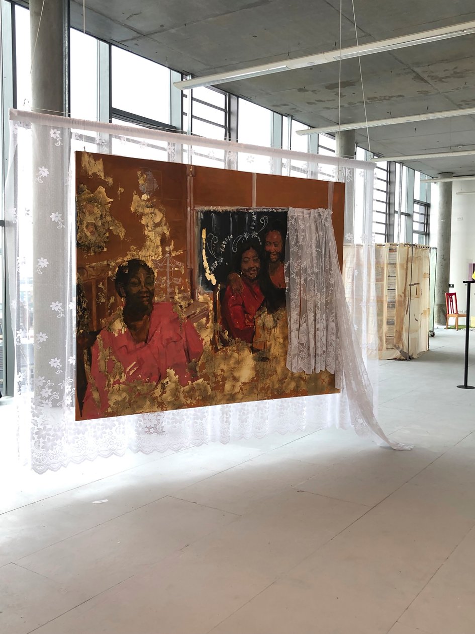 Matrilineality, 2019, olaj, akril, szövet, nyomat és arany levélutánzat, vászon alkotó: Emma Prempeh