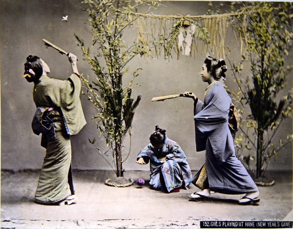 Fiatal japán lányok Hanetsukit játszanak, 1900 körül (színes fotó) alkotó: Emma Roberts