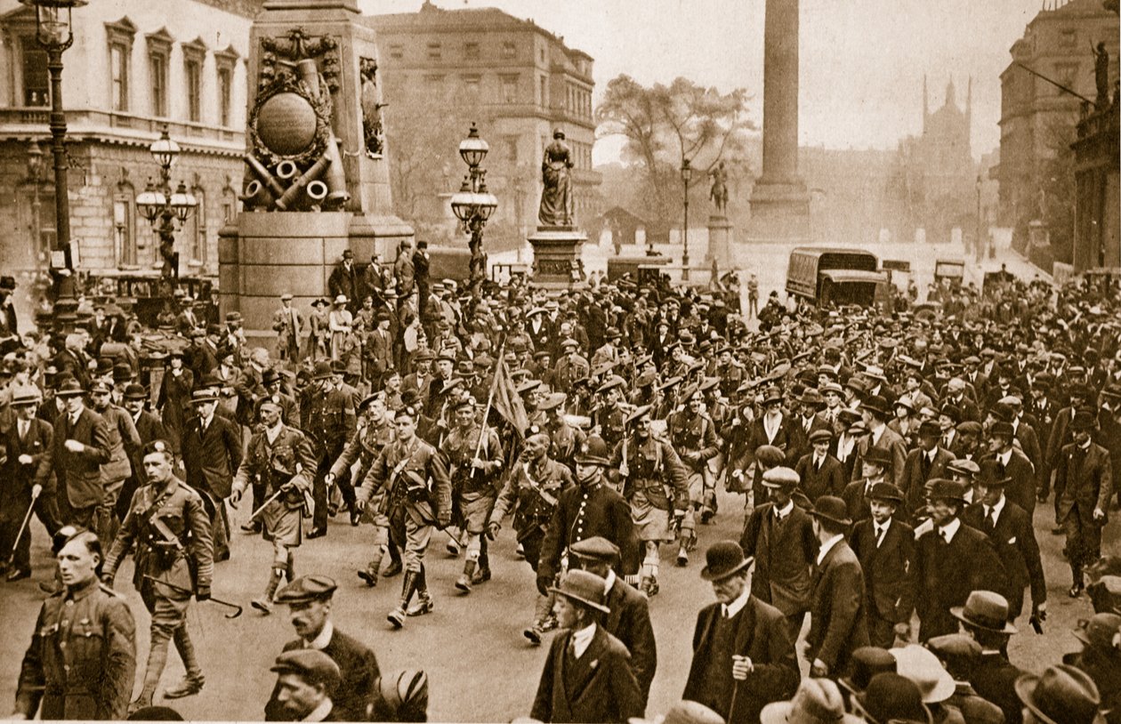 A londoni skót 1. zászlóalj átvonul Londonon, miután megérkezik Franciaországból, 1919. május 16-án alkotó: English Photographer
