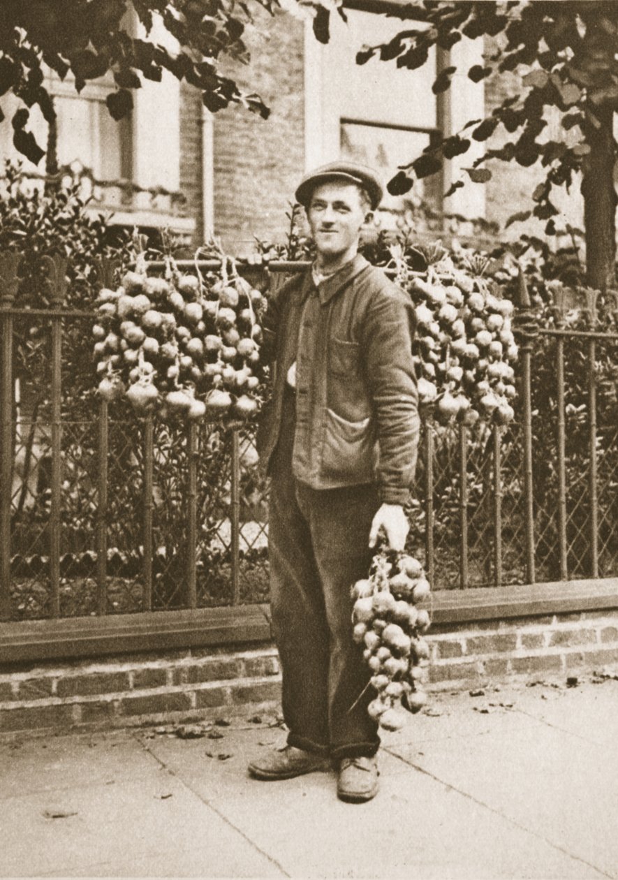 Egy breton hagymaárus áruival, a Csodálatos Londonból, 1926-27 (fotómélység) alkotó: English Photographer