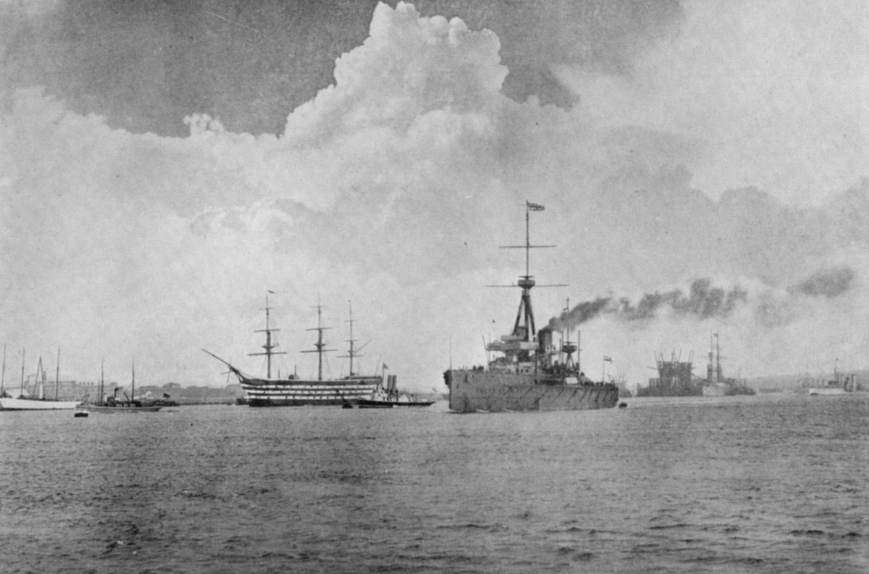 A Century Between: The Victory mellett gőzölgő Dreadnought, illusztráció a The Graphicból, 1906. október 27. alkotó: English Photographer
