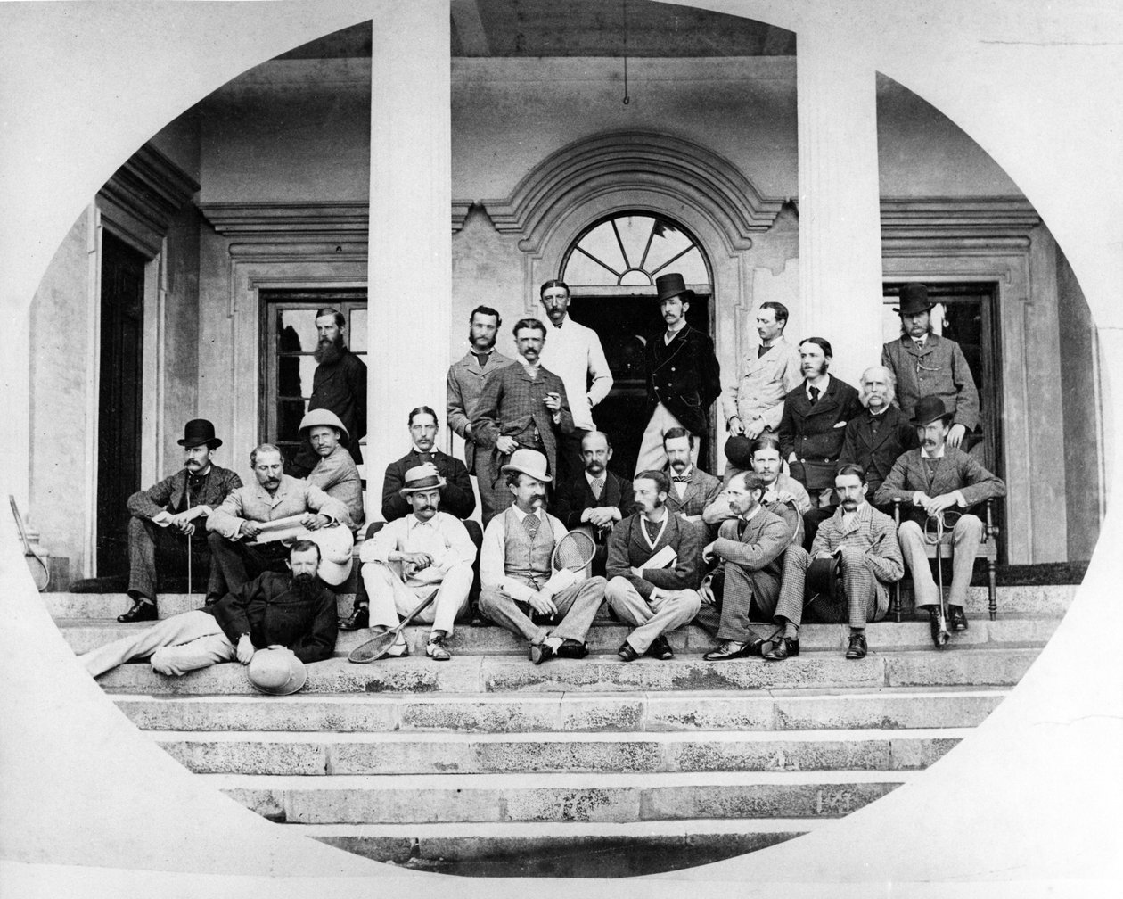 Brit hadsereg tiszteinek csoportja, 1870 körül alkotó: English Photographer