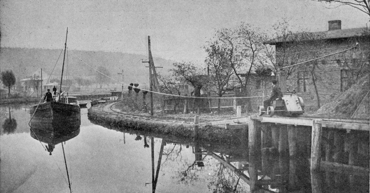 Egy autó vontat egy bárkát a Finow-csatornán Németországban, illusztráció a Királyból, 1901. június 1. alkotó: English Photographer