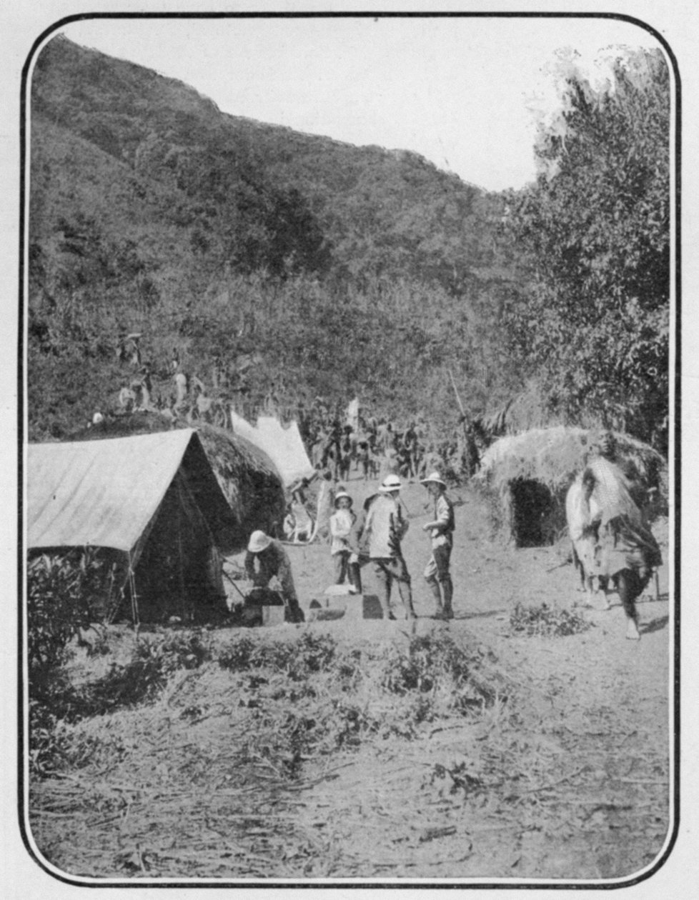 Hegyi expedíció elhagyja az állandó alaptábort, a The Graphic 1906. október 27-én megjelent, A Hold hegyeihez című cikkéből alkotó: English Photographer