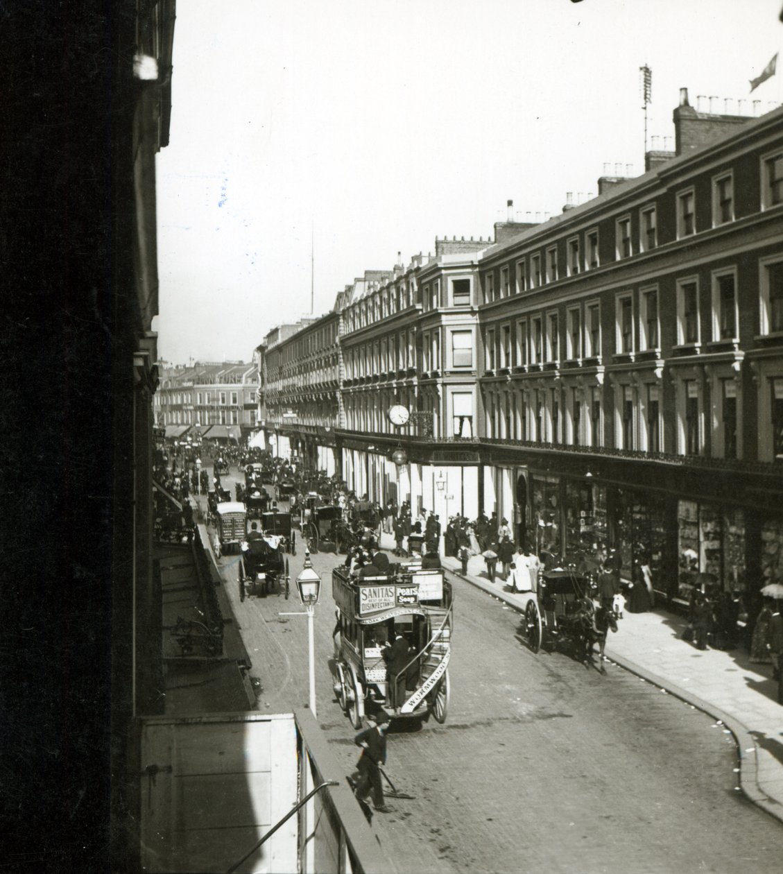 A londoni Westbourne Grove képe, Whiteley áruházának képe, 1890 körül alkotó: English Photographer