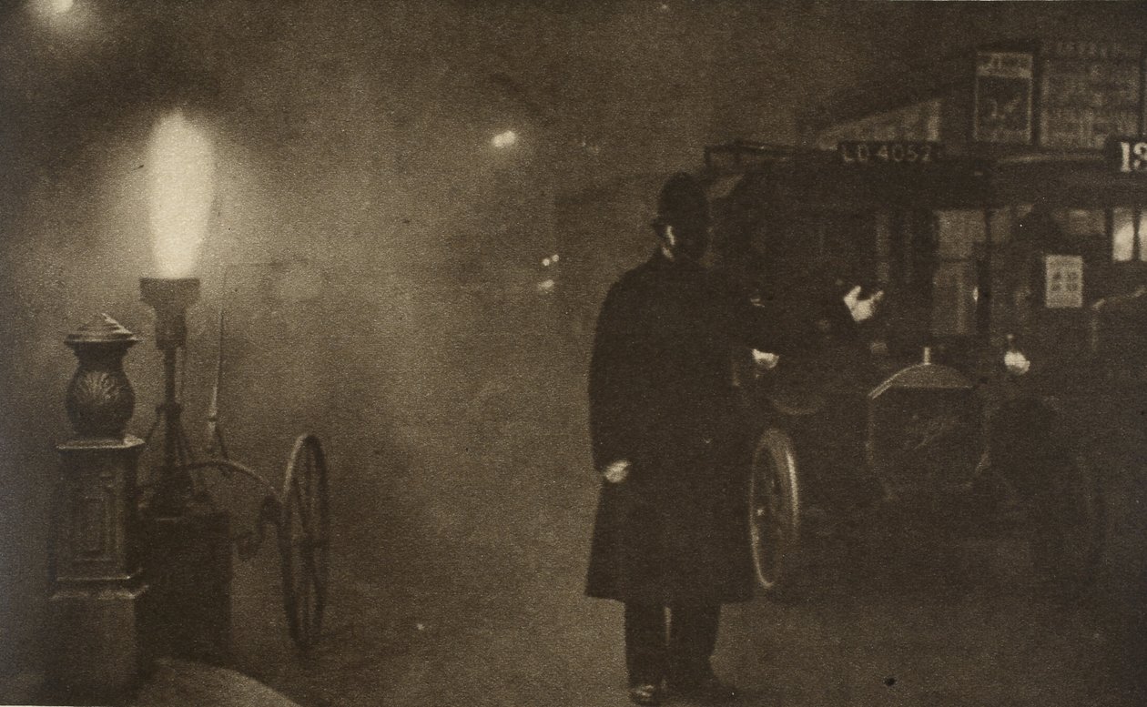 Egy rendőr irányítja a forgalmat a ködben, ahol a Charing Cross és a Trafalgar Square találkozik (szépia fotó) alkotó: English Photographer