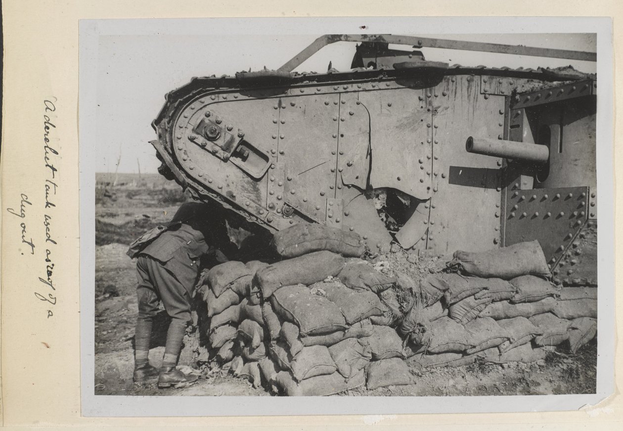 Egy kiásott tetőként használt elhagyott tank, 1915-18 alkotó: English Photographer