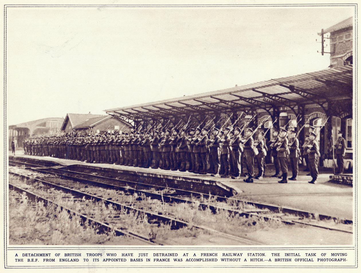 Brit katonák egy különítménye, akik épp most vonultak ki egy francia vasútállomáson, az 1939. november 8-án megjelent The Illustrated War Newsból alkotó: English Photographer