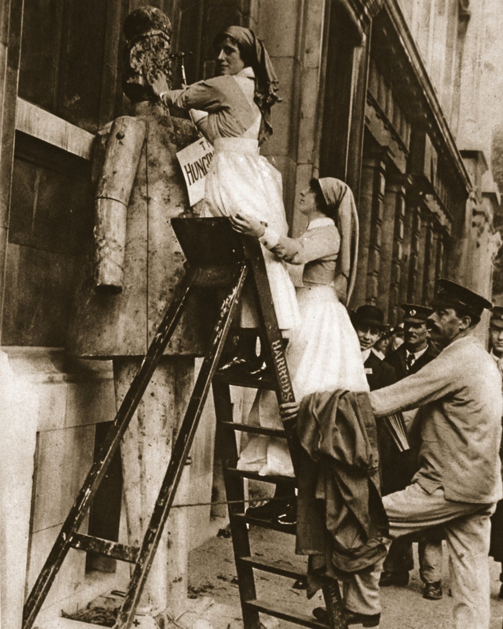 Egy kórházi ápolónő, aki megfordítja szokásos szerepét: az ellenség kalapálása Stepneynél, illusztráció a The Illustrated War Newsból, 1916. szeptember 27. (szépia fotó) alkotó: English Photographer