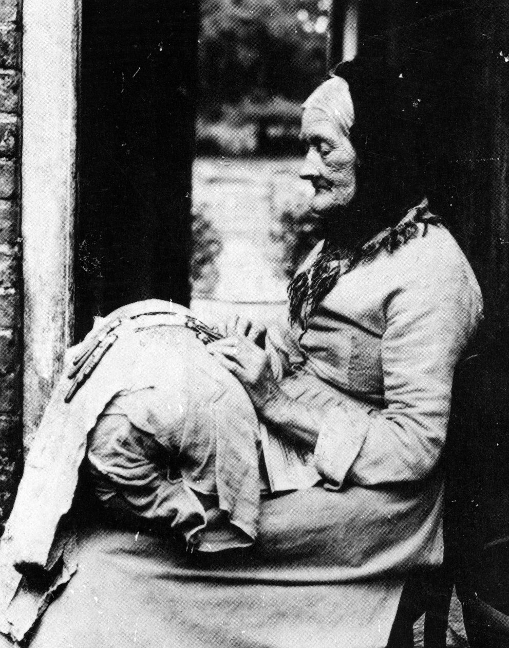 Egy csipkekészítő a nyaralója előtt South Buckinghamshire-ben, a C19. század végén alkotó: English Photographer