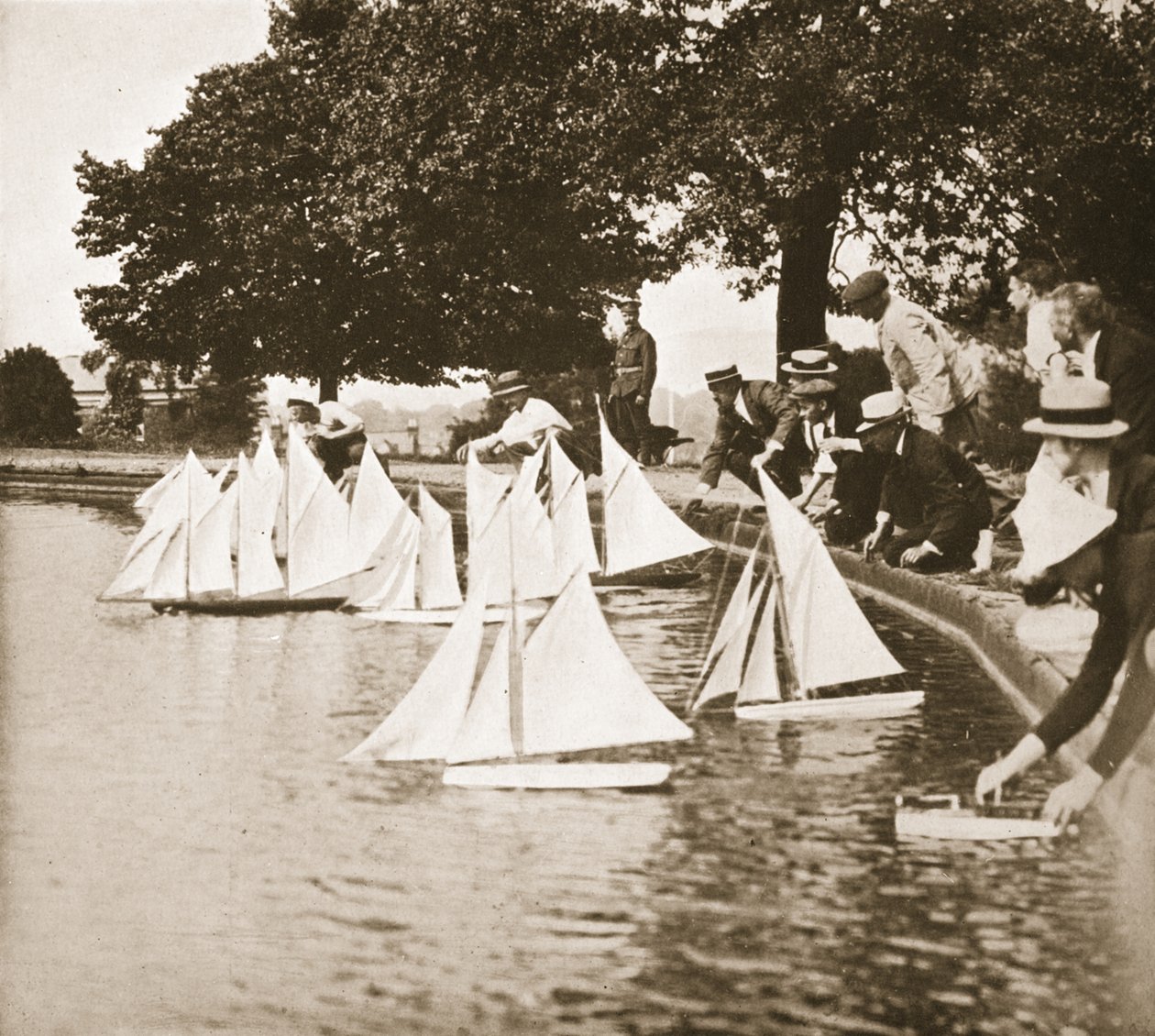 Modell yacht verseny, Alexandra Palace, illusztráció a német rabok Nagy-Britanniában című filmből (fotónyomat) alkotó: English Photographer