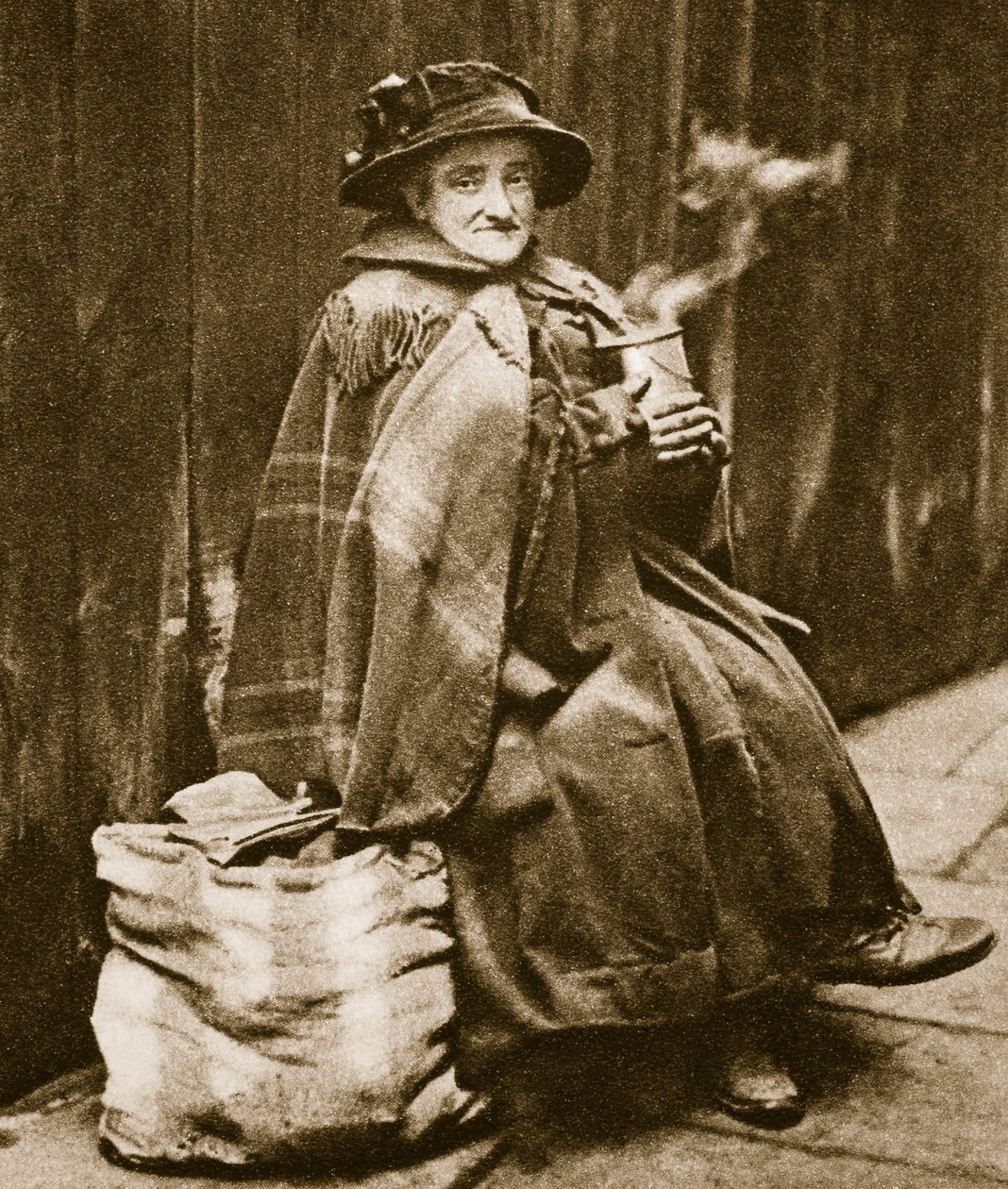 Egy utcai hölgy egy tipikus East End sörösdobozból teát iszik, a Fleet Street közelében (szépia fotó) alkotó: English Photographer