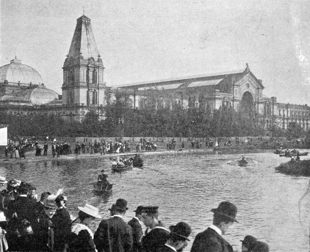 Az Alexandra-palota kilátása a tó egyik sarkából, illusztráció a Királyból, 1901. május 25. alkotó: English Photographer