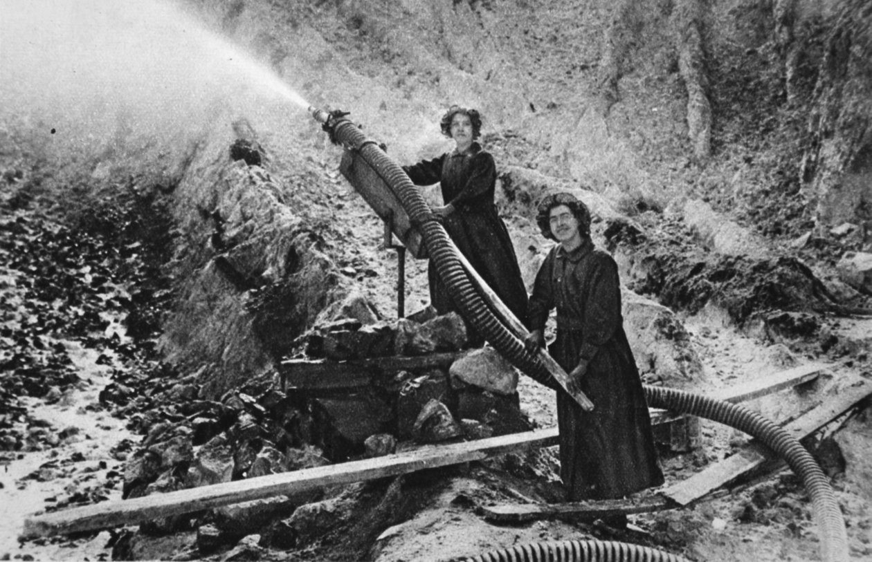 Nedves munka: női agyagmosók egy cornwalli gödörben, illusztráció a The Illustrated War Newsból, 1916. szeptember alkotó: English Photographer