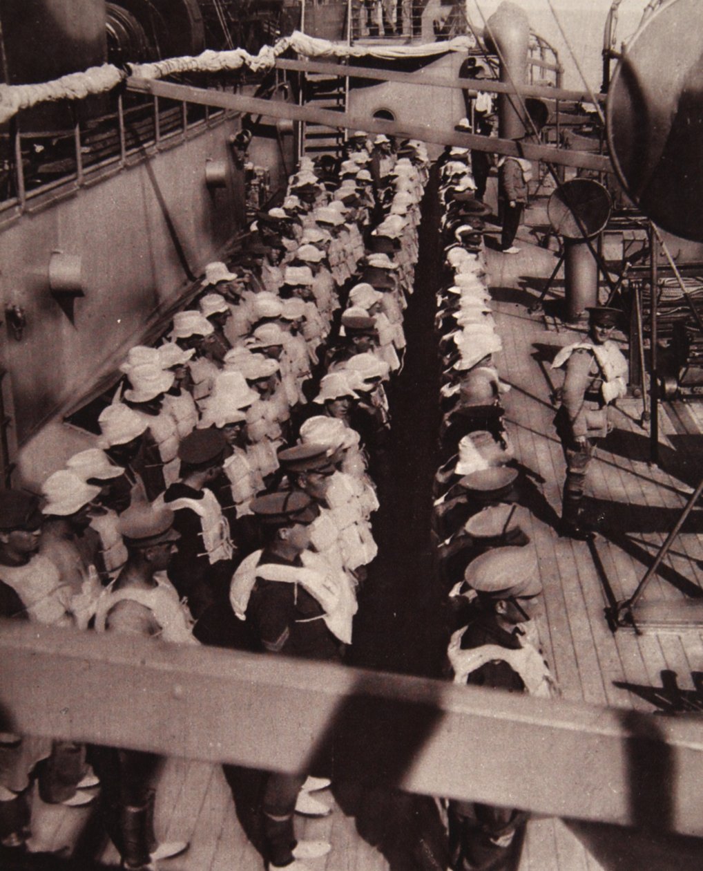 Bölcs elővigyázatosság, annak ellenére, hogy uraljuk a tengert: csapatok kiképzése készenlétre, a The Illustrated War Newsból, 1916 (szépia fotó) alkotó: English Photographer