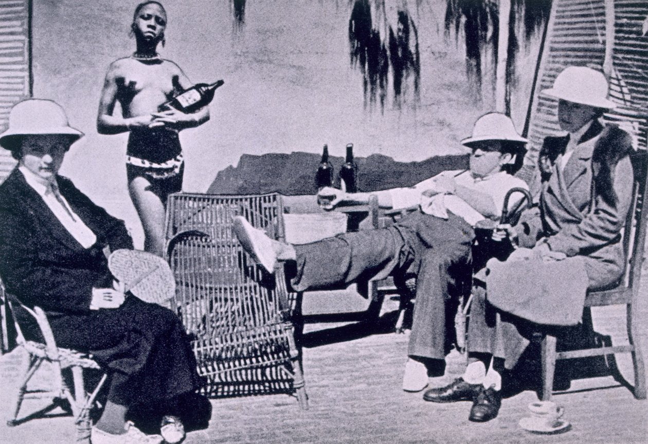 Délutáni tea Wiggins bírónál, A Darkest Pondelayo-n keresztül: Beszámoló két angol hölgy kalandjairól egy kannibál-szigeten, Joan Lindsay, 1936 alkotó: English Photographer