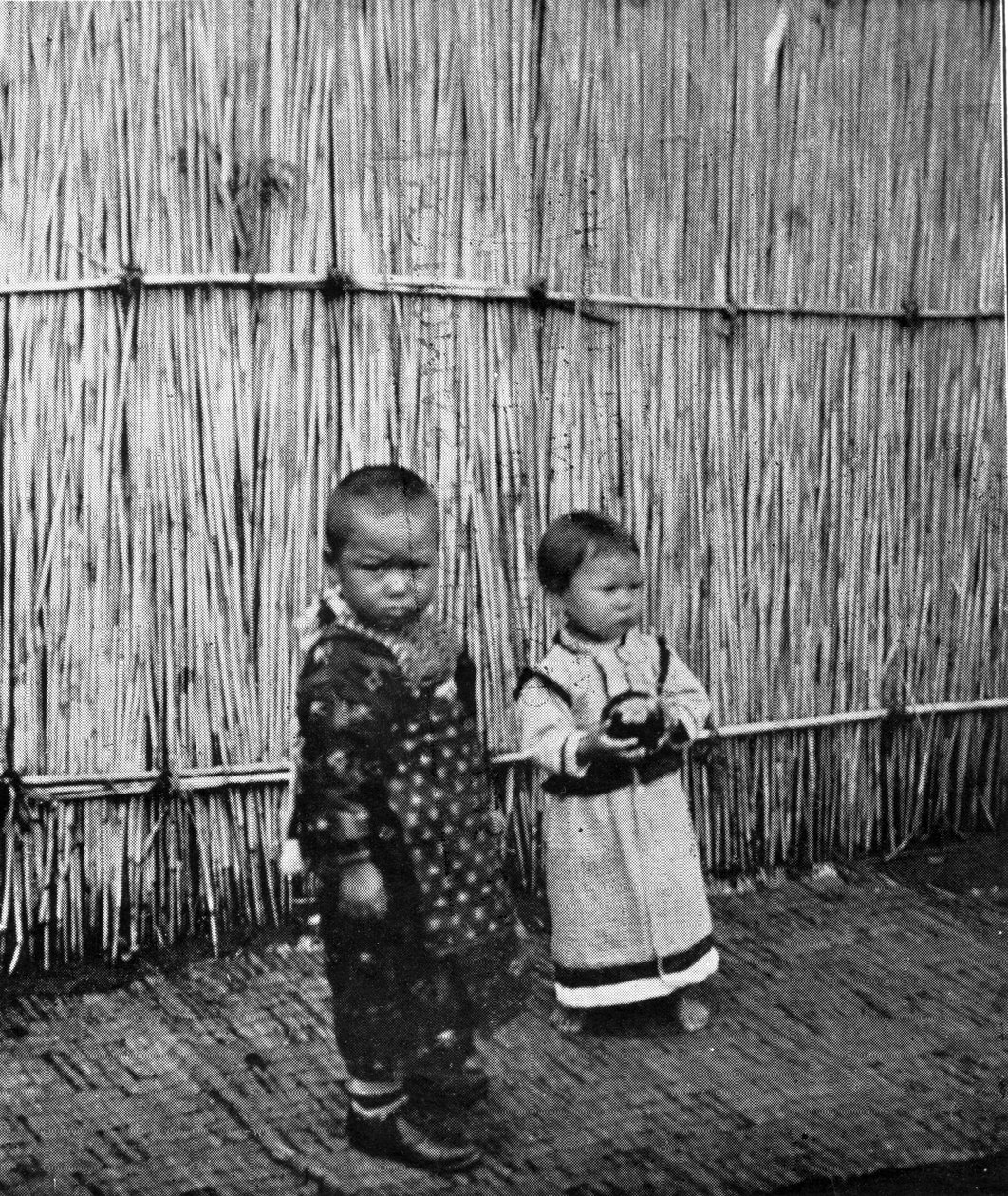 Ainu gyerekek eljegyezték egymást alkotó: English Photographer