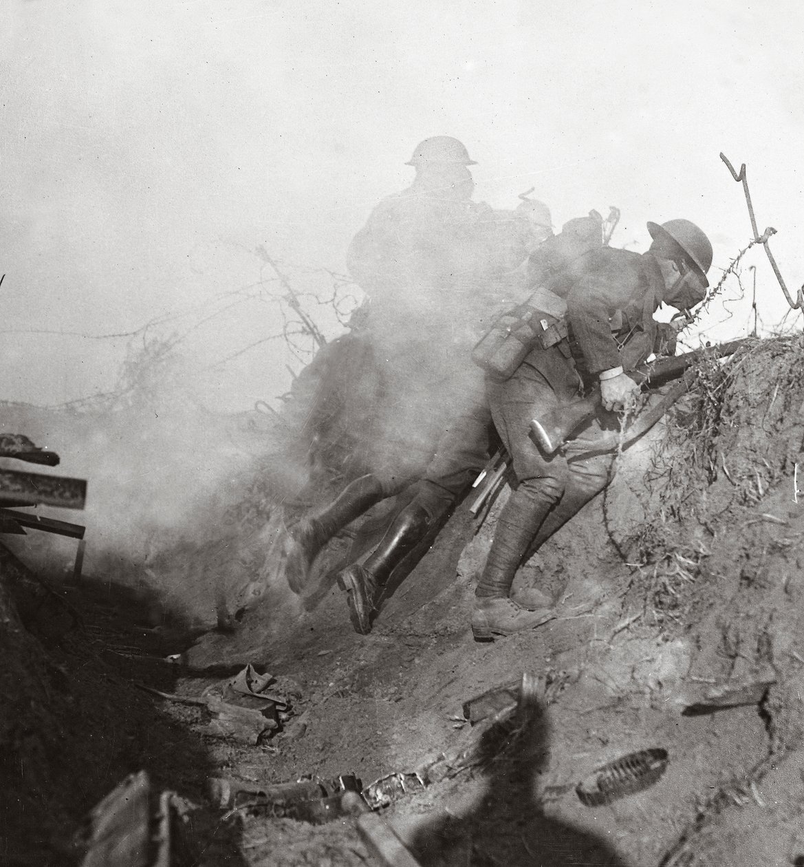 Felrobbanó gázok és könnycseppek közepette kimozdítjuk a Boschét a Bourlon Woodból, 1917 alkotó: English Photographer