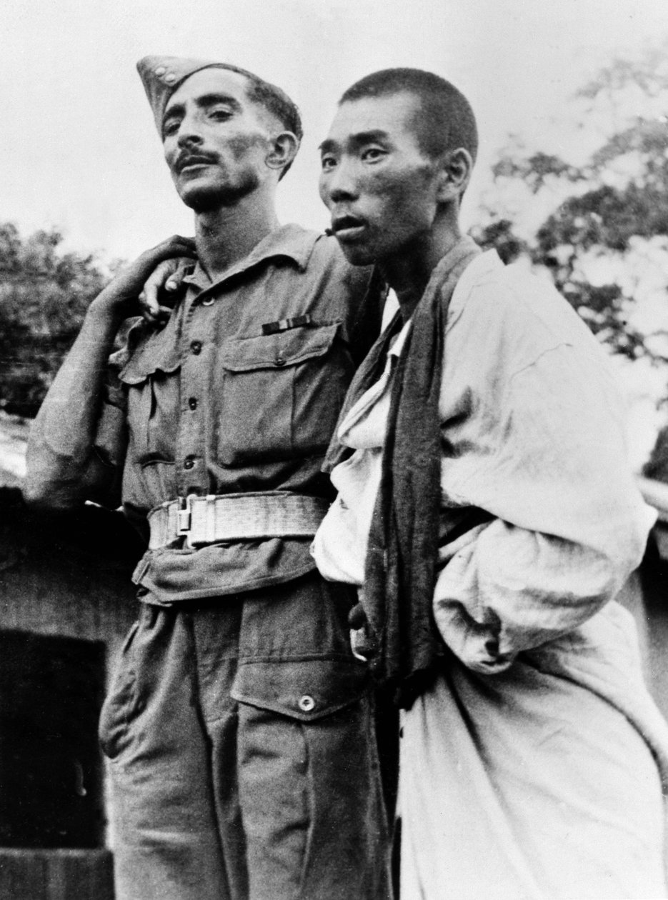 Az indiai hadsereg orvosa egy sebesült japán hadifogolyon segített, 1945 alkotó: English Photographer