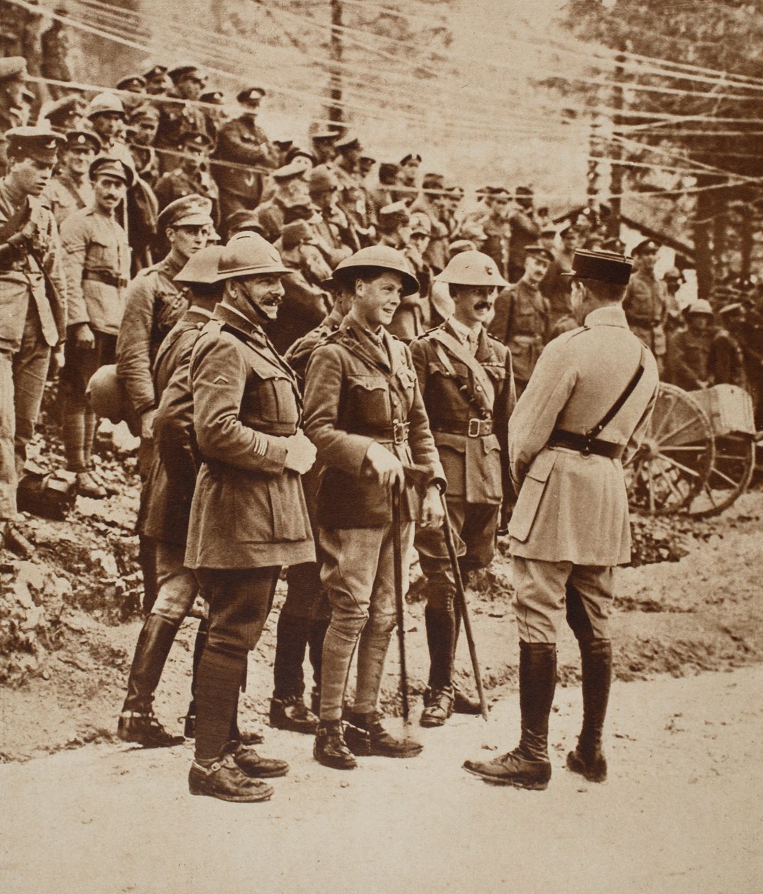 Egy nemzetközi csoport az olasz fronton, 1917: Wales hercege a központban alkotó: English Photographer