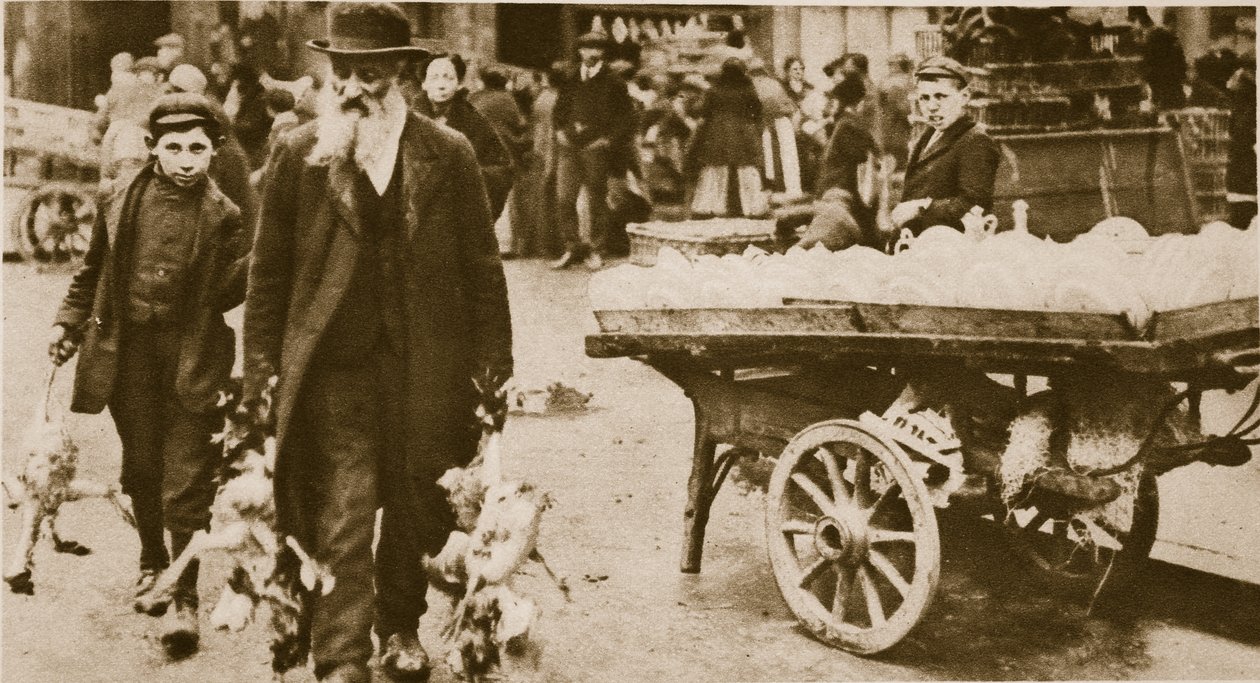 Egy zsidó öregember és unokája szárnyasokat cipelve a Wentworth Street-ről, Stepney (szépia fotó) alkotó: English Photographer
