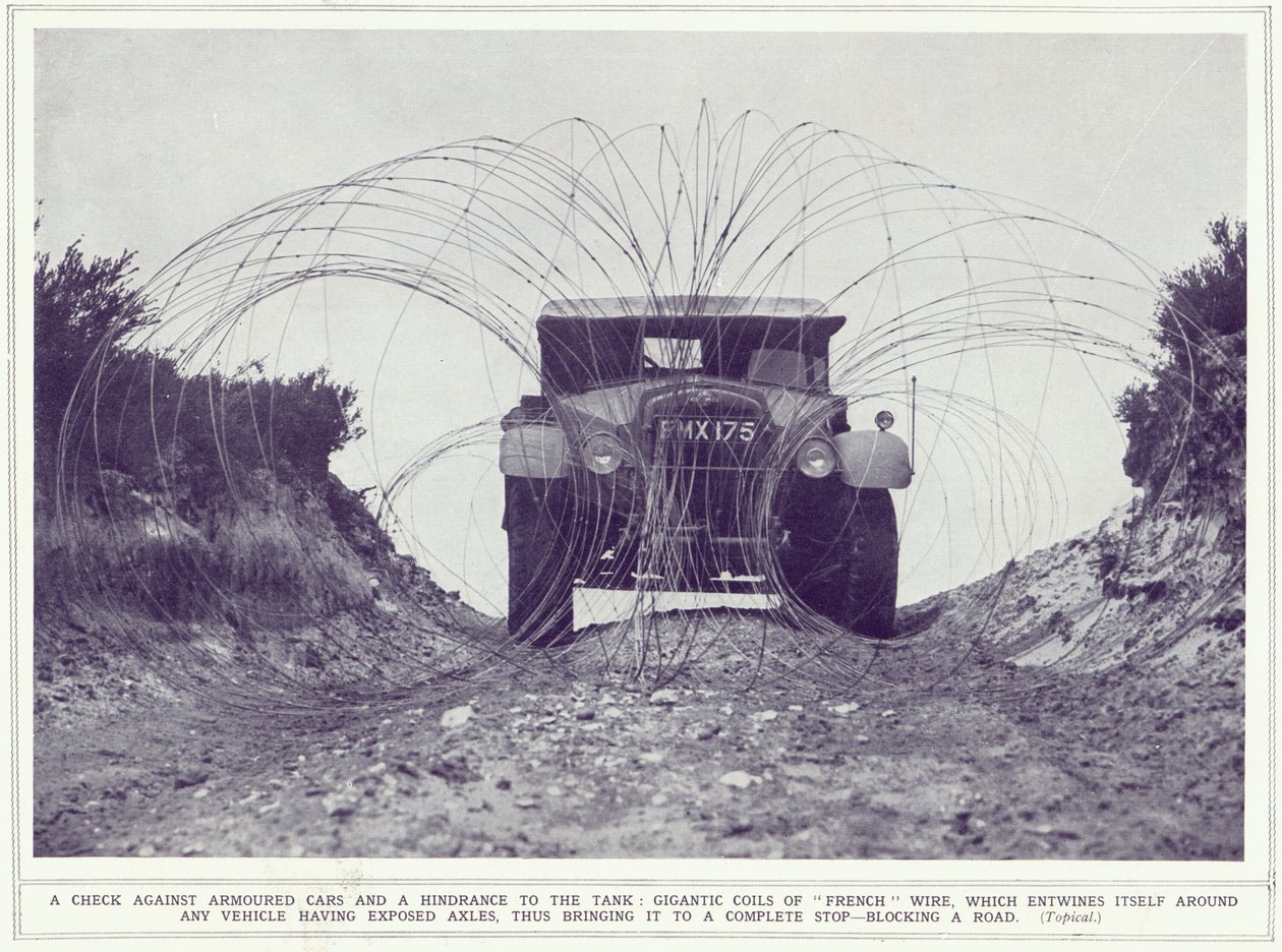 Az 1939. november 22-én megjelent The Illustrated War News-ból egy páncélozott autót gigantikus francia dróttekercsek állítanak meg, amelyek elzárják az utat. alkotó: English Photographer
