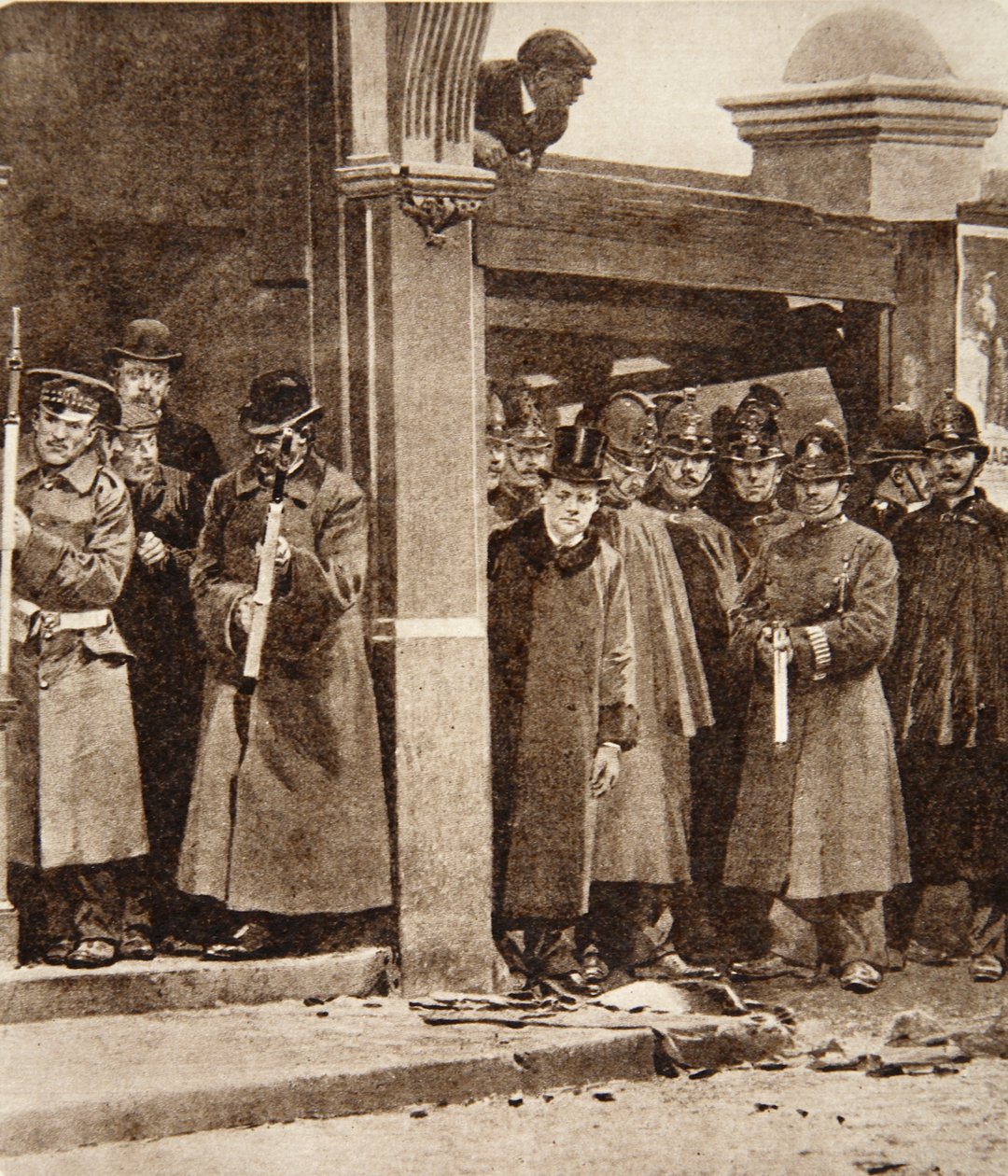 Egy incidens, amely akkoriban muníciót adott ellenségeinek: Churchill úr belügyminiszterként jelen volt a Sidney Street ostrománál, 1911. január 3-án (fotómélység) alkotó: English Photographer