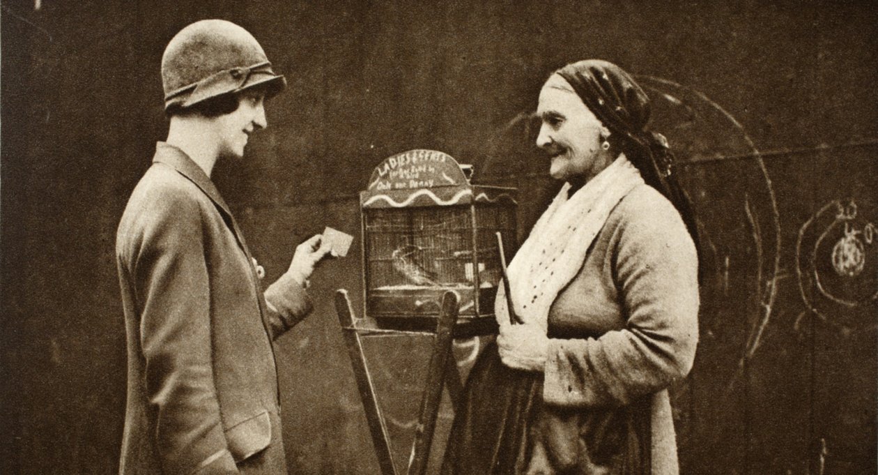 Egy idős olasz nő papagájjal a ketrecben, a csodálatos Londonból, 1926-27 (fotómélység) alkotó: English Photographer