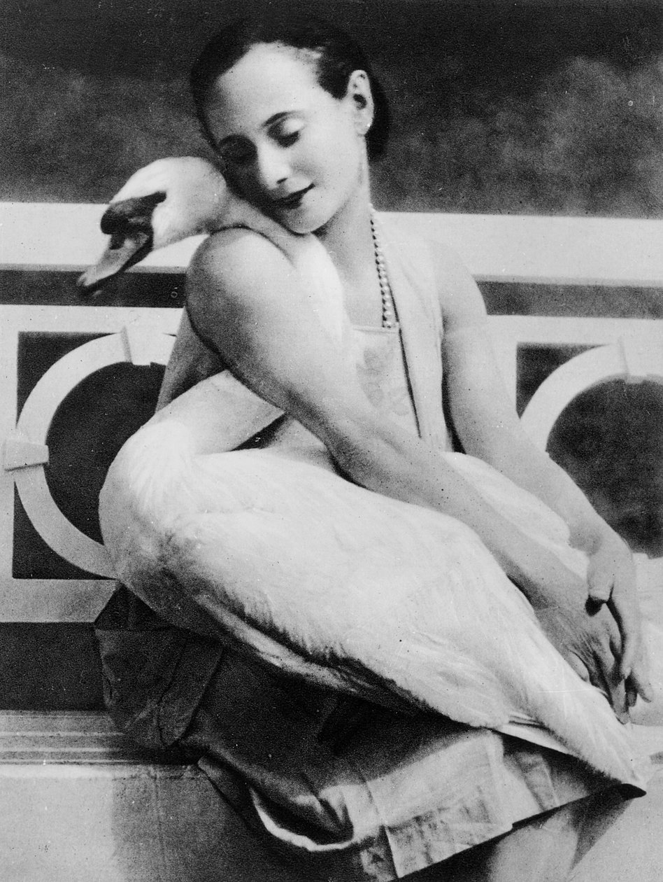 Anna Pavlova kedvenc hattyújával, Jackkel, 1905 körül alkotó: English Photographer