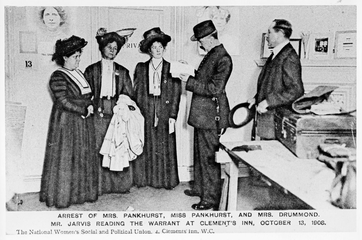 Mrs Pankhurst, Miss Pankhurst és Mrs Drummond letartóztatása. Mr. Jarvis felolvassa a parancsot a Clements Innben, 1908. október 13-án alkotó: English Photographer