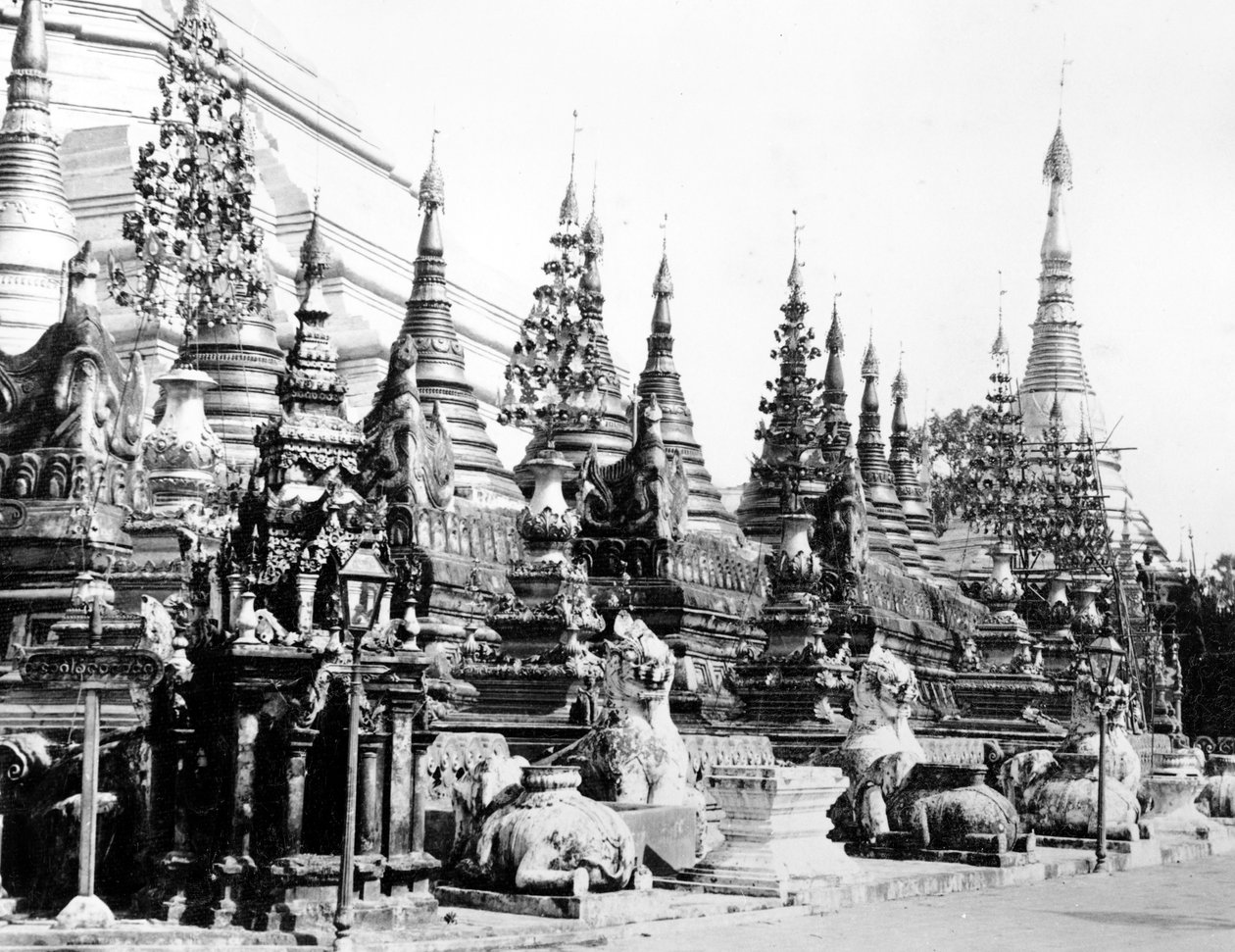A Shwedagon pagoda alapja Rangoonban, Burmában, 1886 körül alkotó: English Photographer