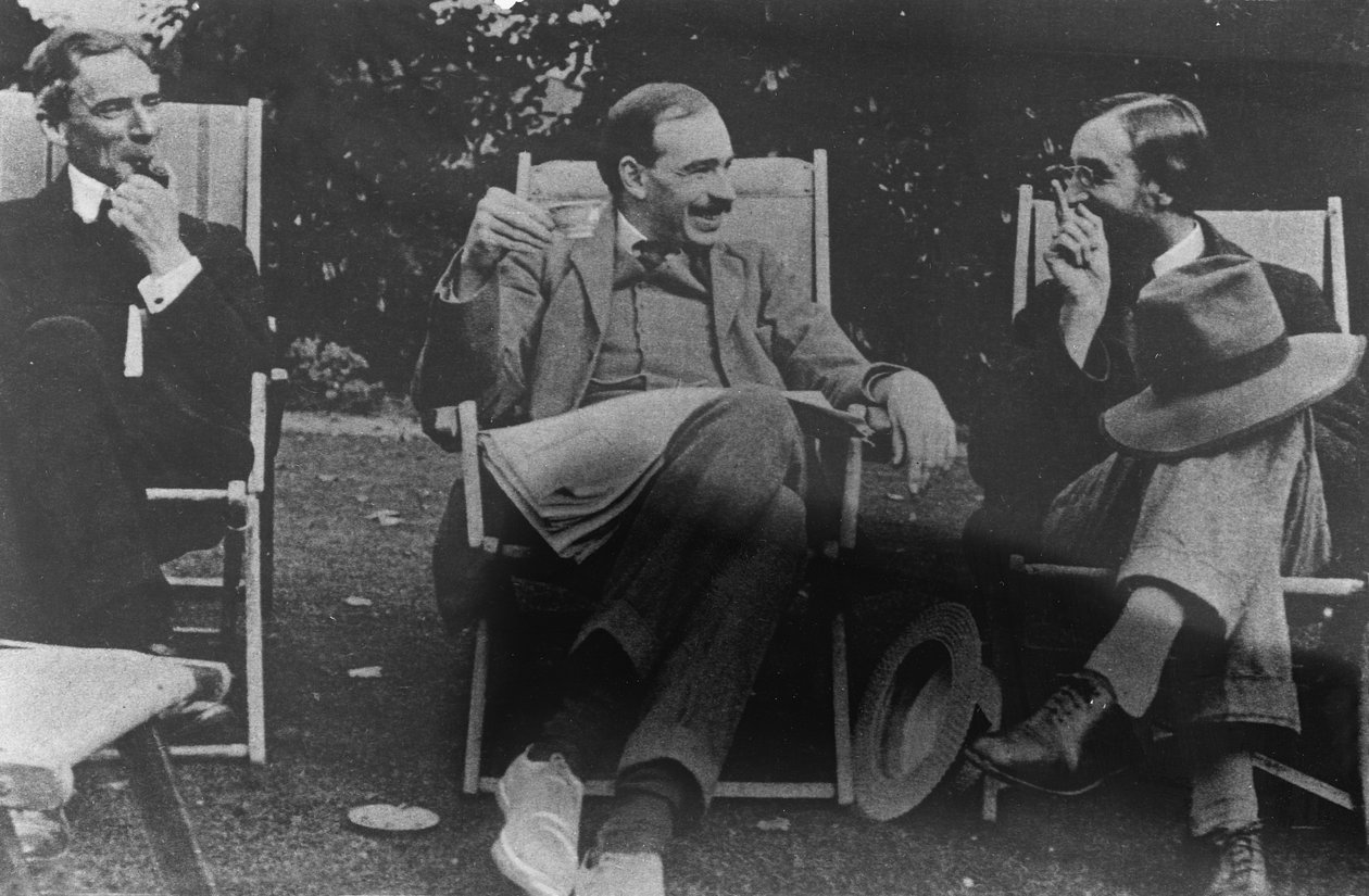 Bertrand Russell, J. M. Keynes és Lytton Strachey, 1917 körül alkotó: English Photographer