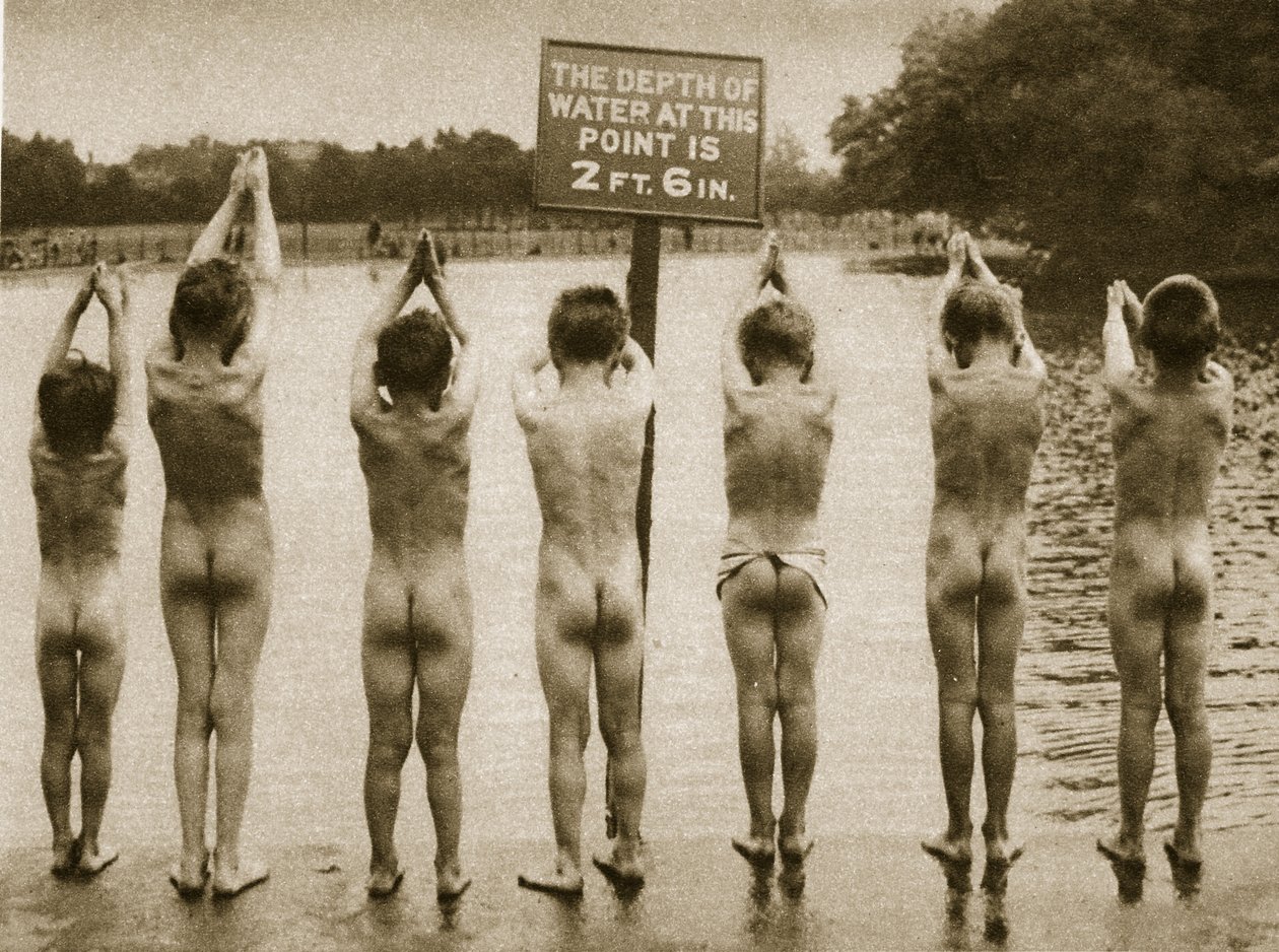 Fiúk fürdőznek a parkban, Clapham 1926 (szépia fotó) alkotó: English Photographer