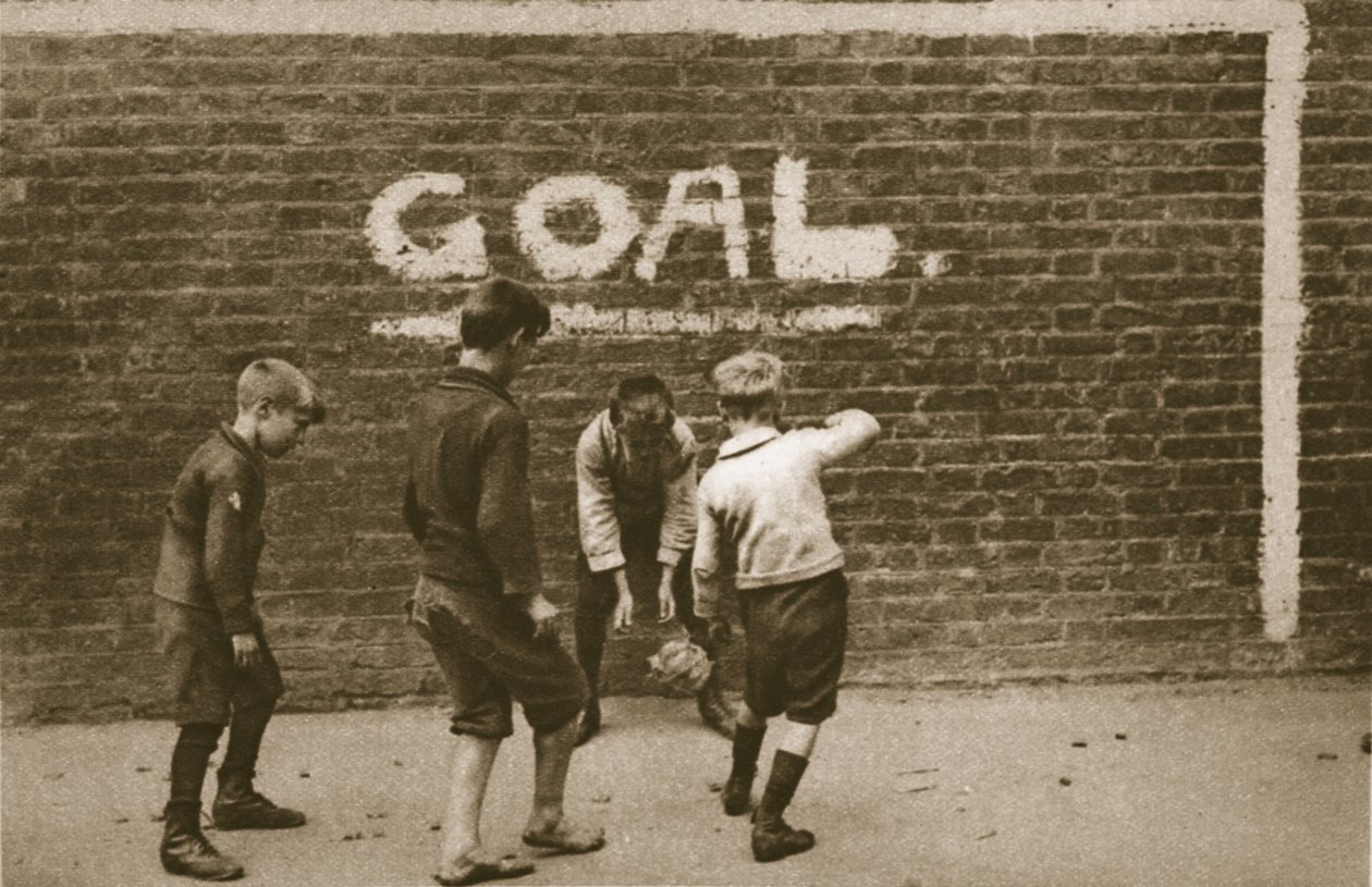 Fiúk játszanak az East Enden, a csodálatos Londonból, 1926-27 (fotogravír) alkotó: English Photographer
