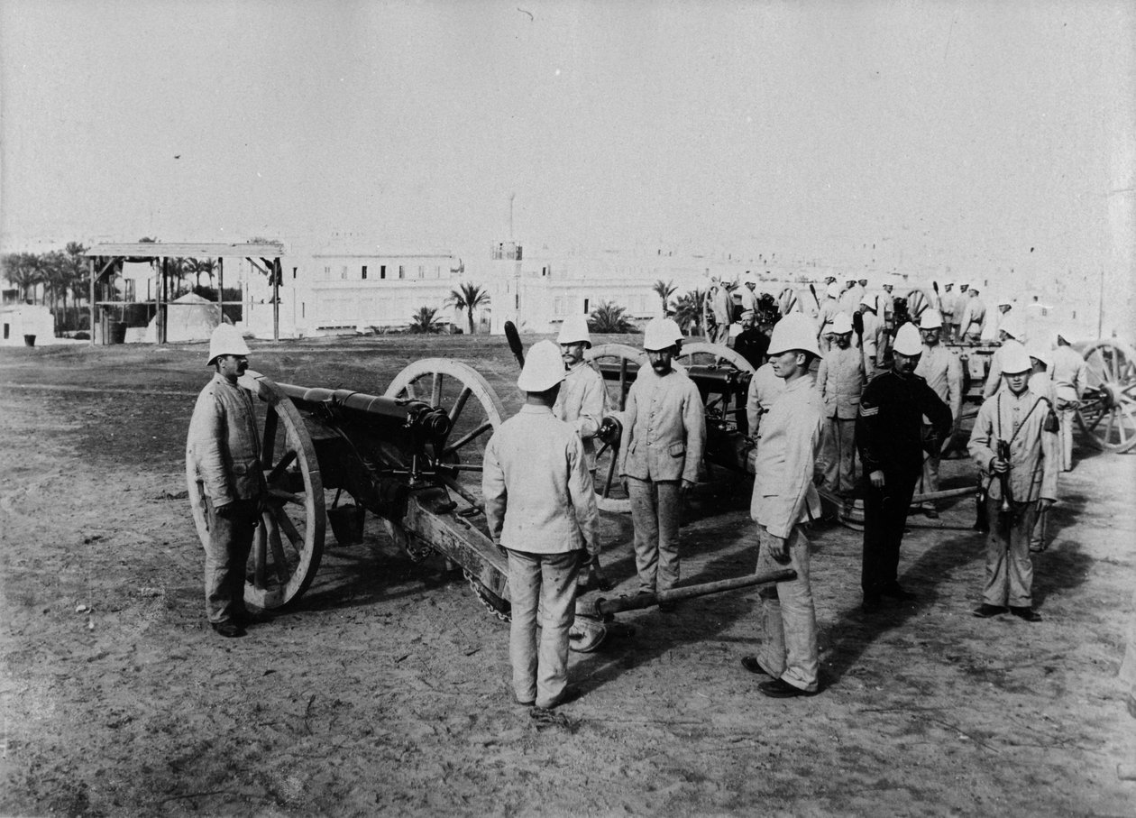 Brit tüzérségi férfiak fegyverrel, 1882-3 alkotó: English Photographer