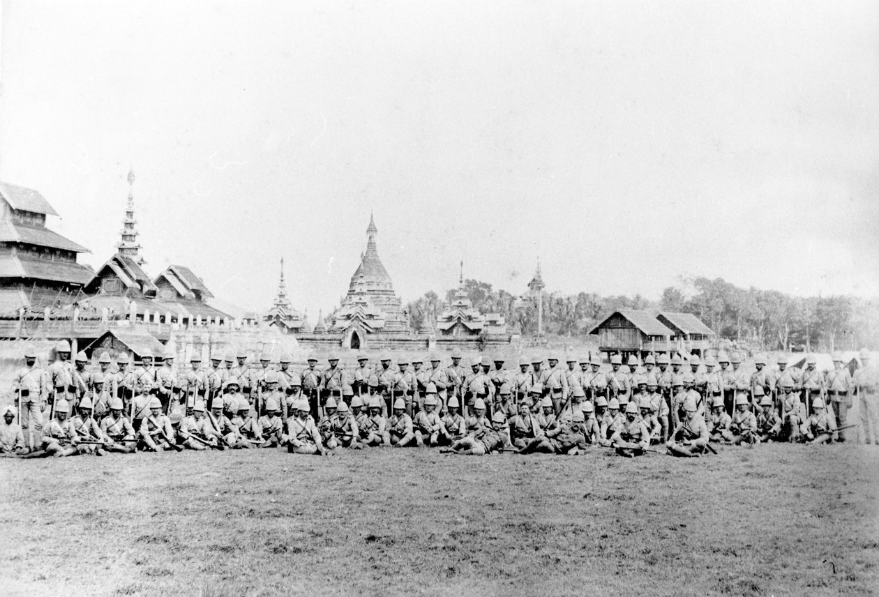 Brit ezred a Wuntho palota és a buddhista kolostor előtt, 1891 alkotó: English Photographer