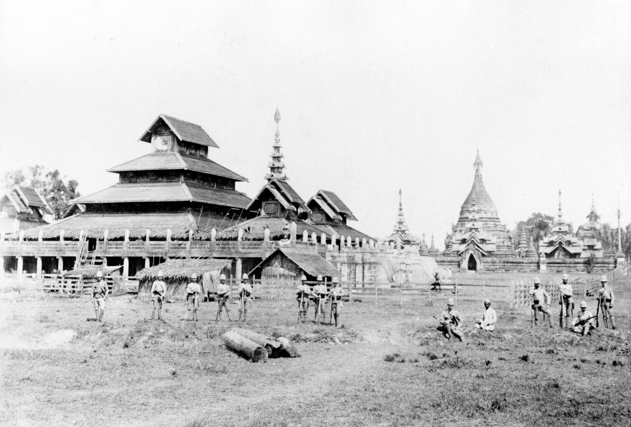 Brit katonák a Wuntho palota és a buddhista kolostor előtt, 1891 alkotó: English Photographer