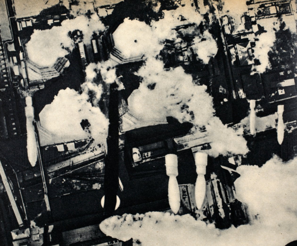 Brit bombák zuhannak egy kölni erőműre, 1942-45 alkotó: English Photographer