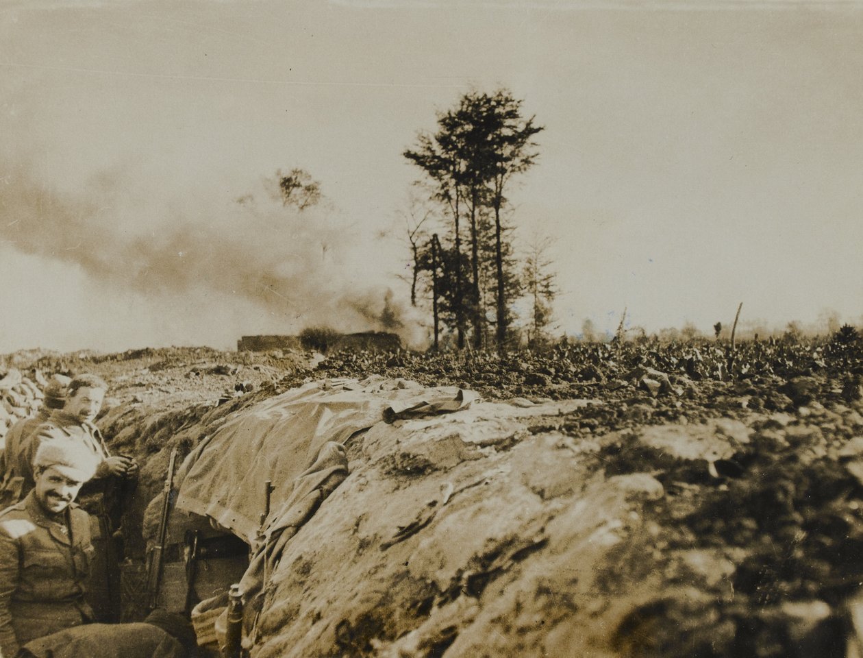 Brit csapatok korai lövészárkokban, 1914 alkotó: English Photographer