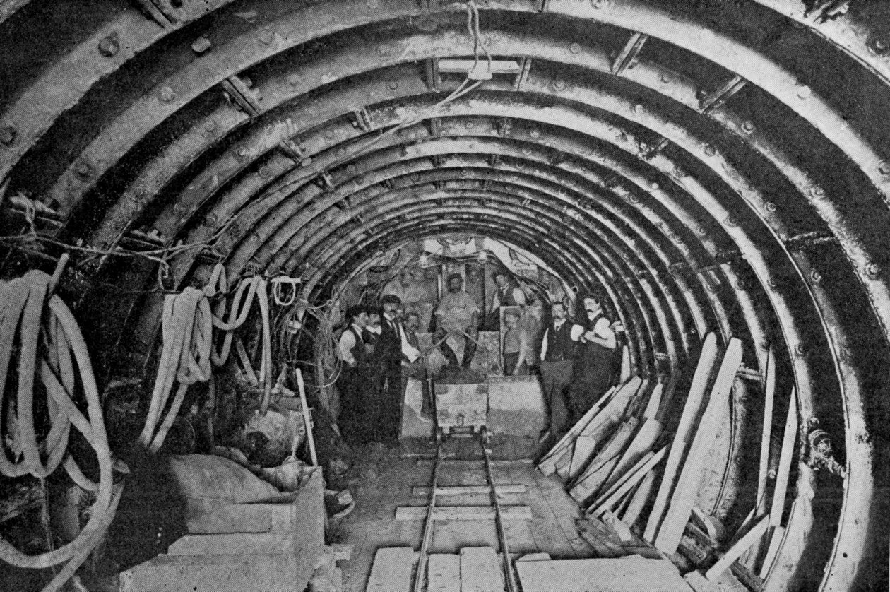 Building the Bow and Victoria Park sewer, illustration from The King, June 1st 1901  alkotó: English Photographer