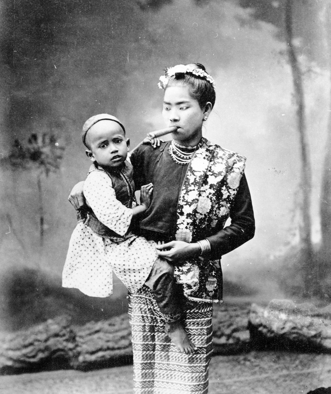 Burmai nő gyermekkel és cigit dohányzó, 1870-90 körül alkotó: English Photographer