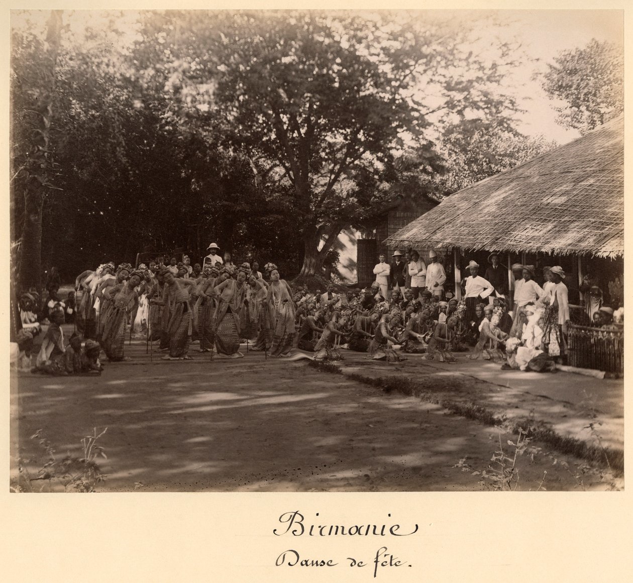 Burmai táncosok ünnepelnek, Burma, 19. század vége (albumnyomat) alkotó: English Photographer