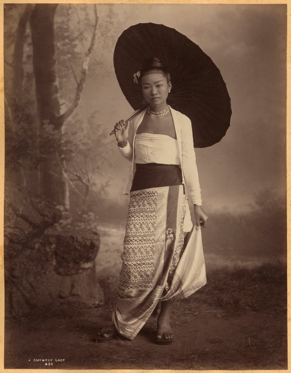 burmai hölgy (albumnyomat) alkotó: English Photographer