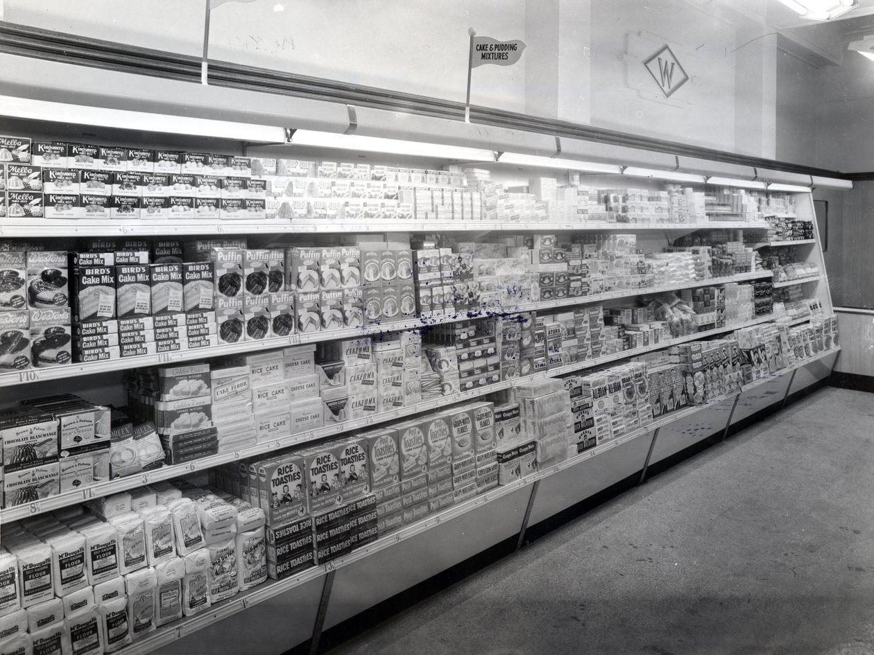 Torta és puding keverék folyosója, Woolworths üzlet, 1956 alkotó: English Photographer