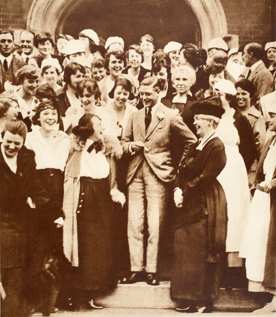 A kanadai nők tréfát mesélnek VIII. Edward királynak az Ontario Agricultural College-ban, 1919 alkotó: English Photographer
