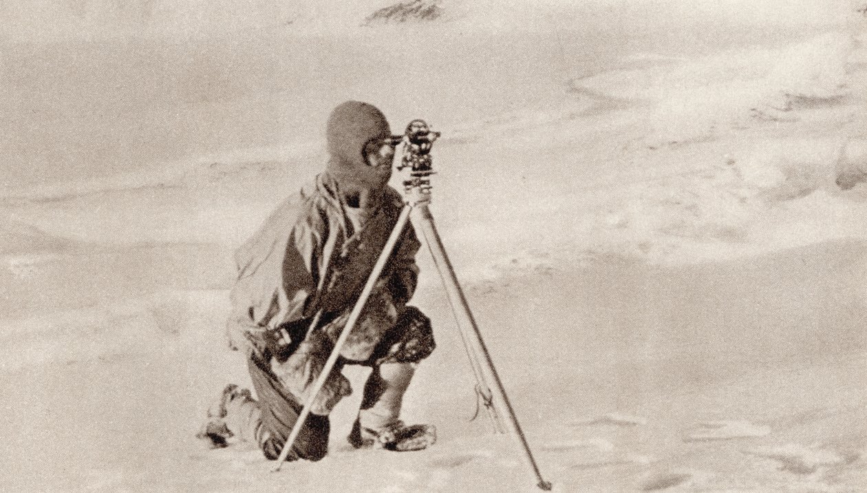 Evans kapitány a Scott kapitány által a Déli-sark helyzetének rögzítésére használt teodolittal figyeli, E.R.G.R. „South With Scott” című művéből. Evans alkotó: English Photographer