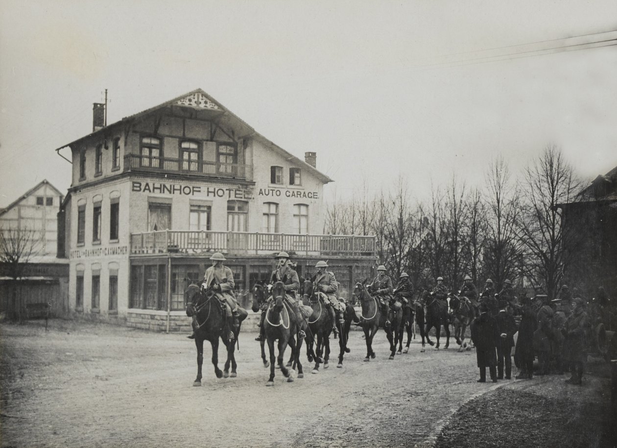 Lovasság elhaladó vasútállomás mellett, 1918 alkotó: English Photographer