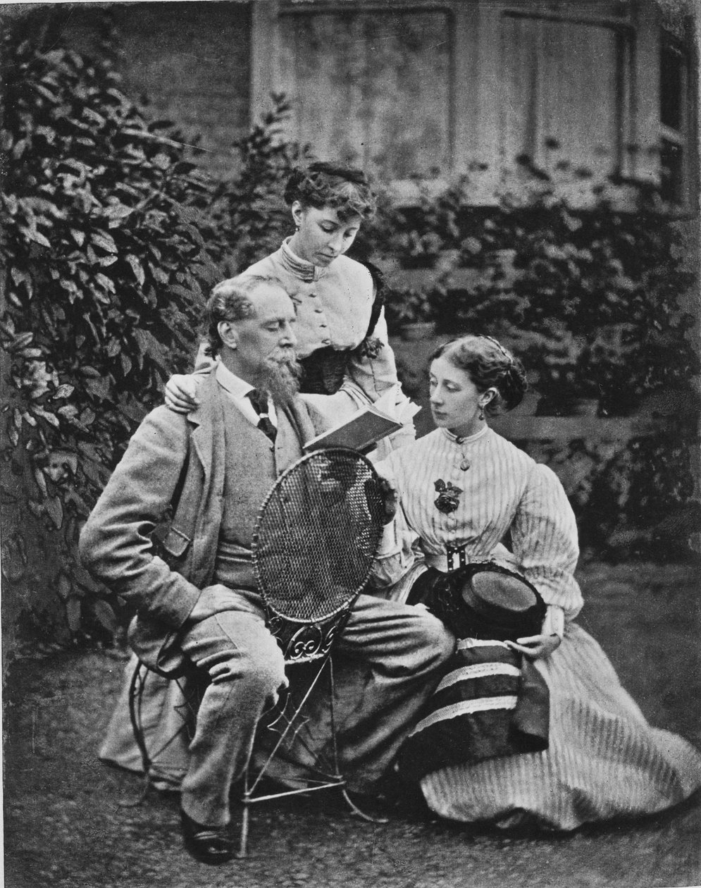 Charles Dickens két lányával, 1865 körül alkotó: English Photographer